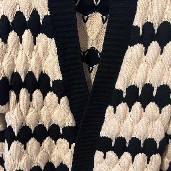 Thick cream and black sweater - Picture 2 of 3